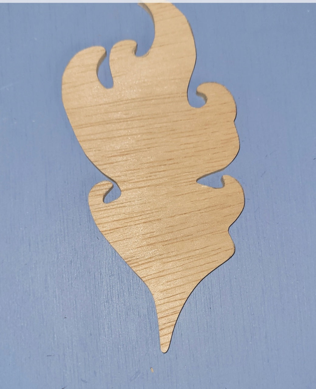 Curly oak leaf ornament